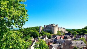 Ce village classé parmi les plus beaux de France abrite l’une des plus belles forteresses de Bourgogne
