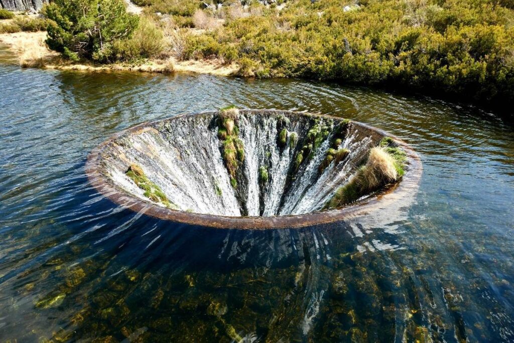 Portugal : ce lac spectaculaire dissimule un déversoir géant digne d’un film de science-fiction