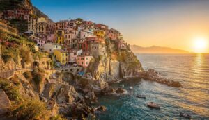 Le village suspendu entre ciel et mer qui coupe le souffle